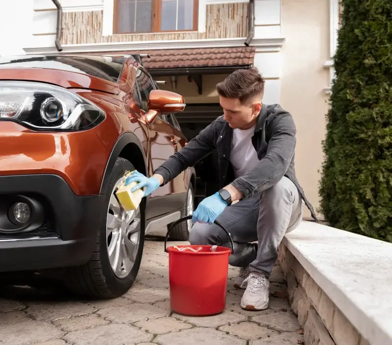 Lavage auto à domicile Saint-Sorlin-d'Arves : professionnel intervenant sur un véhicule